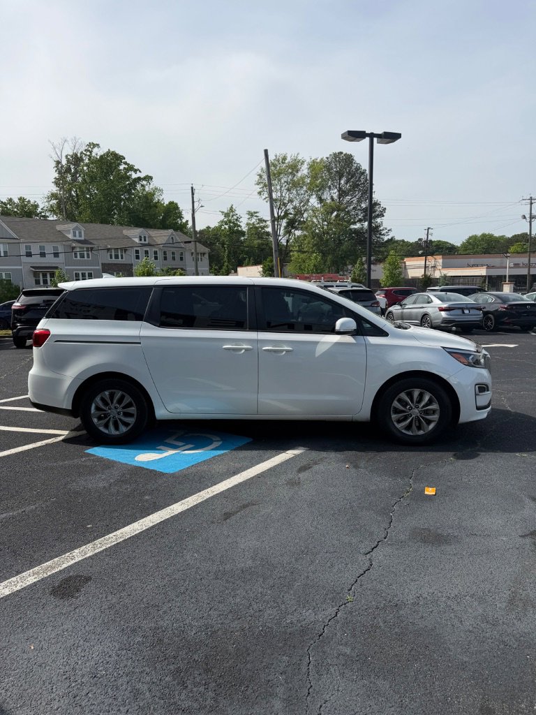 Used 2019 Kia Sedona L FWD image 4