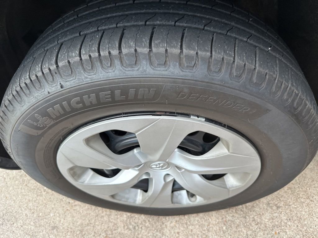 Used 2019 Toyota RAV4 LE AWD/4WD image 22