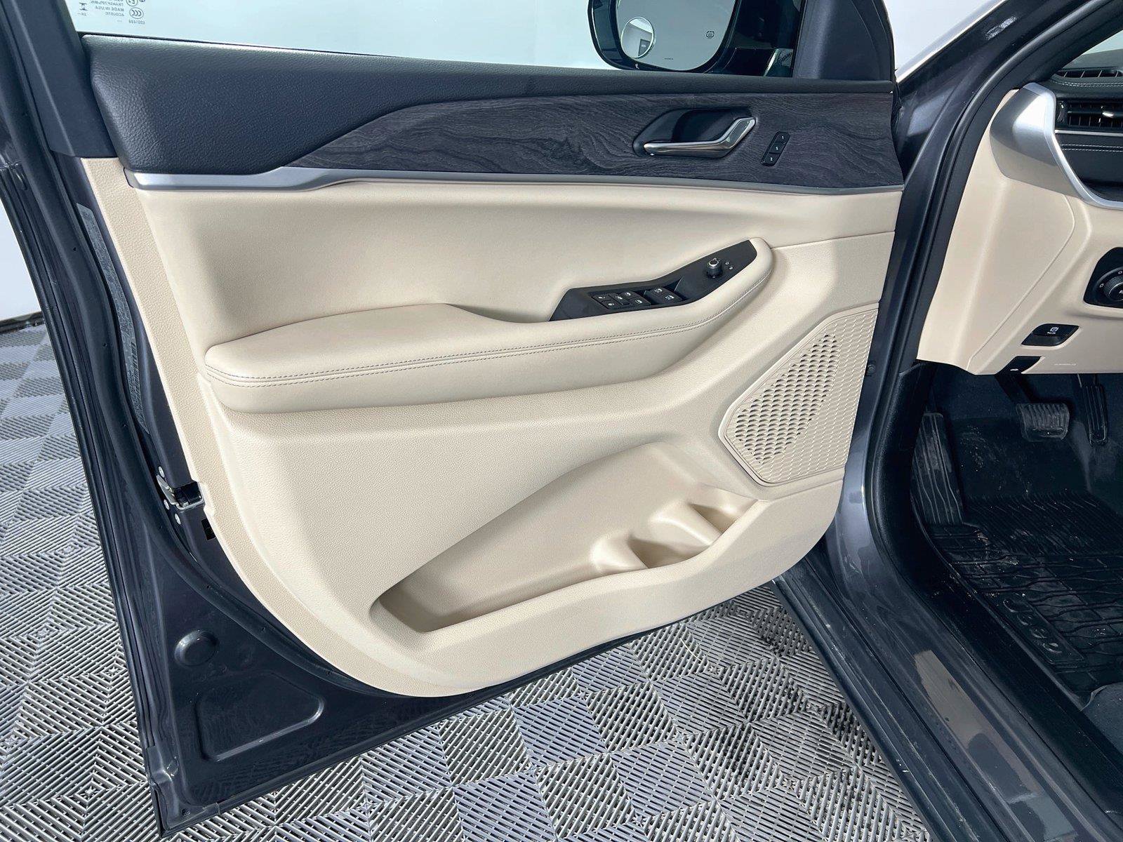 Used 2025 Jeep Grand Cherokee Limited AWD/4WD image 19