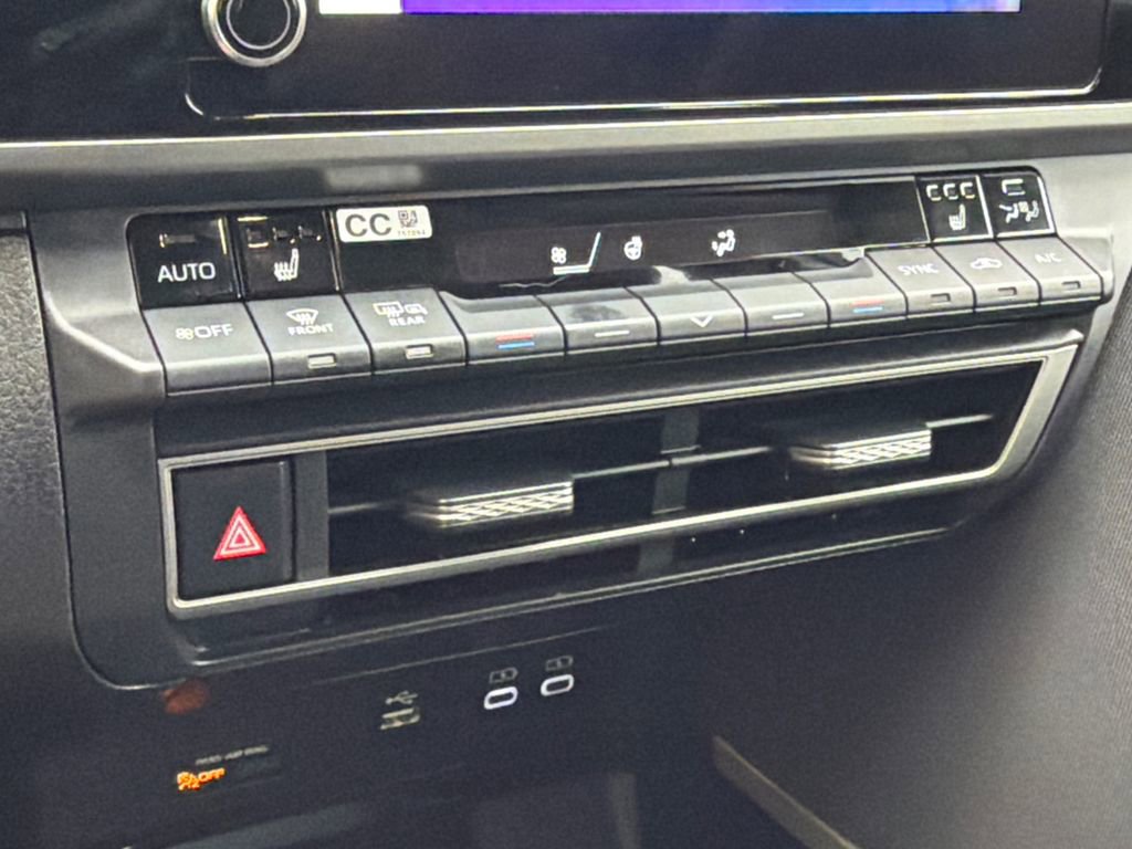 Used 2025 Toyota Camry LE w/ Convenience Package image 25