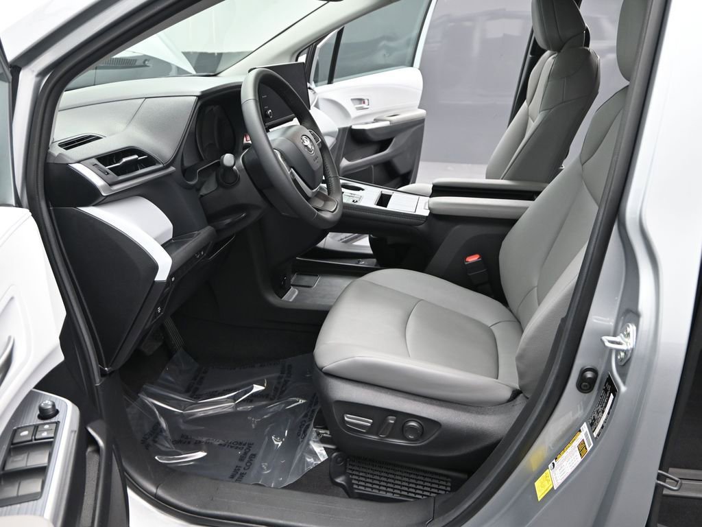 Used 2025 Toyota Sienna XLE image 18