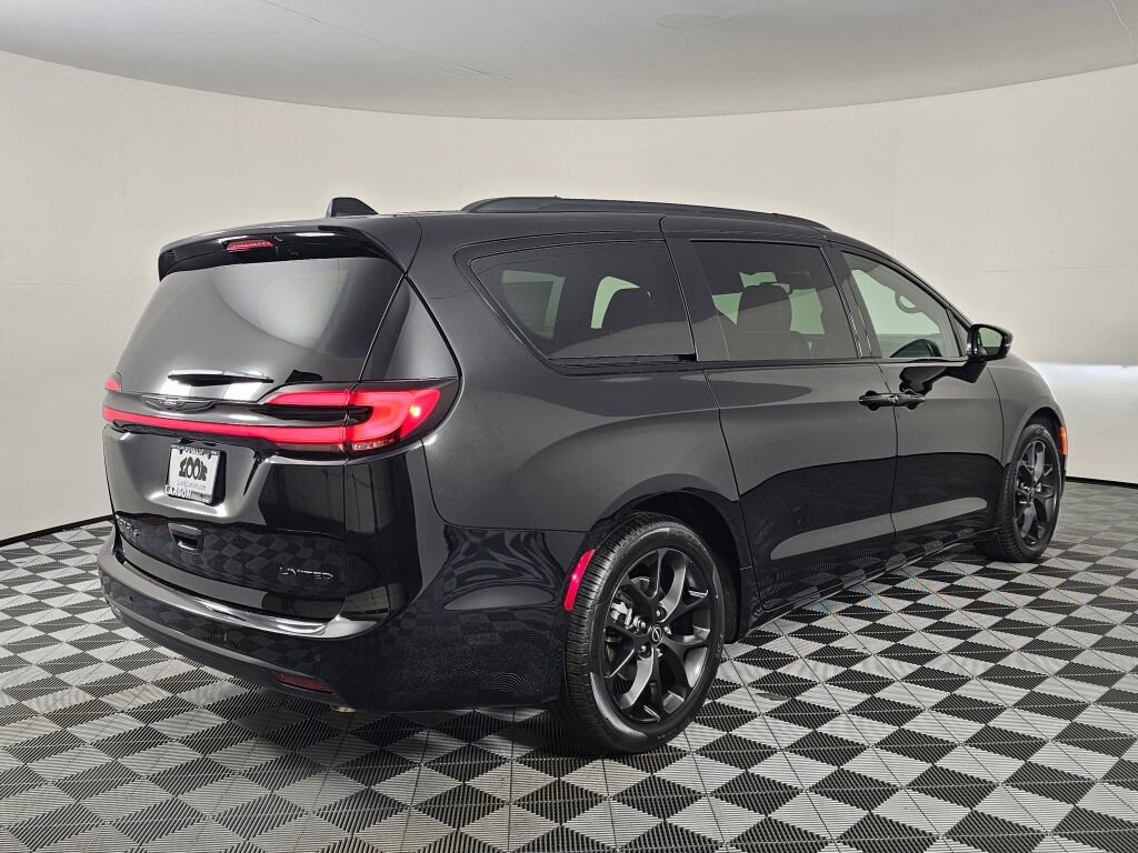 New 2026 Chrysler Pacifica Limited w/ S Appearance Package image 4