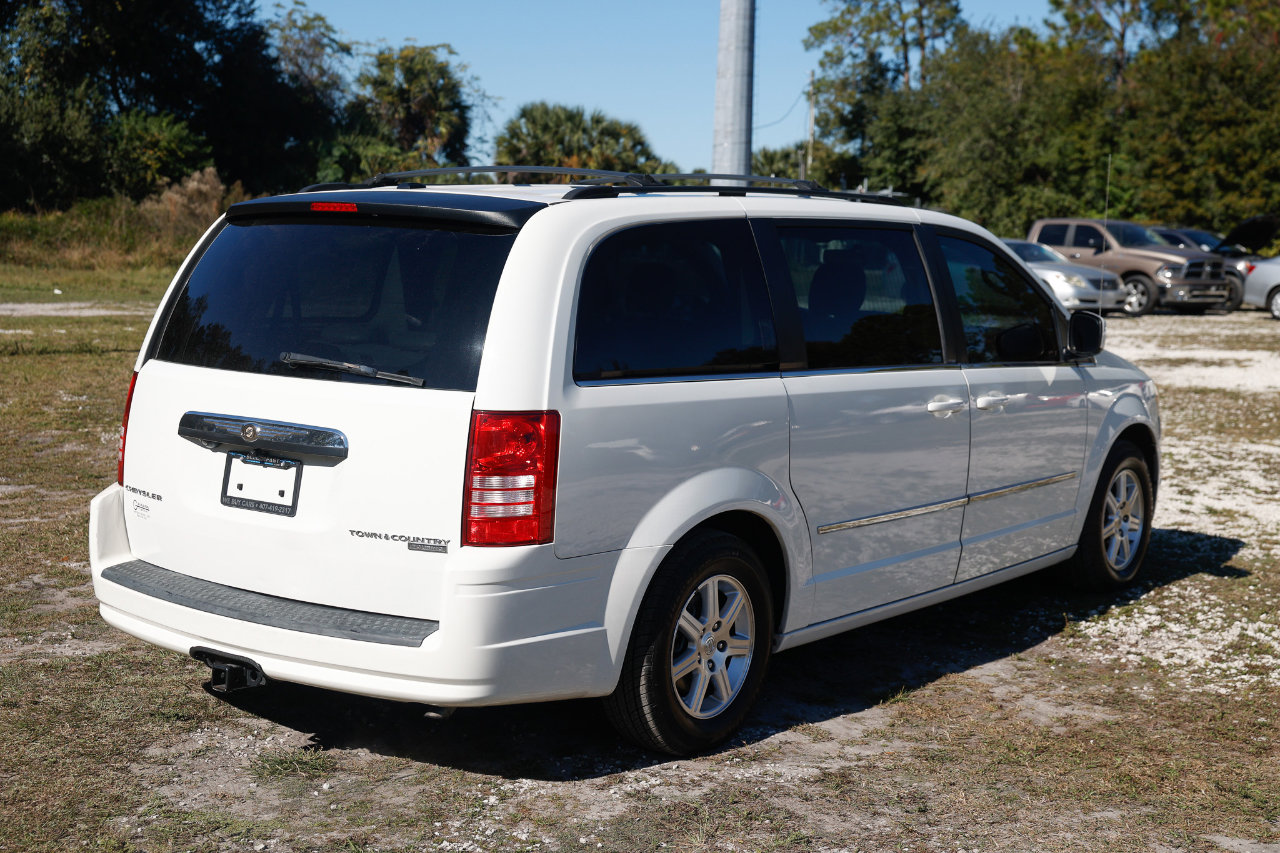 Used 2009 Chrysler Town & Country Touring image 11