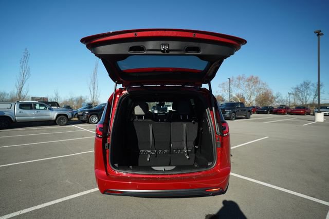 New 2026 Chrysler Pacifica Limited w/ Uconnect Theater Family Group image 16