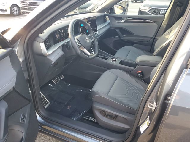 Certified 2025 Volkswagen Tiguan SE R-Line image 18