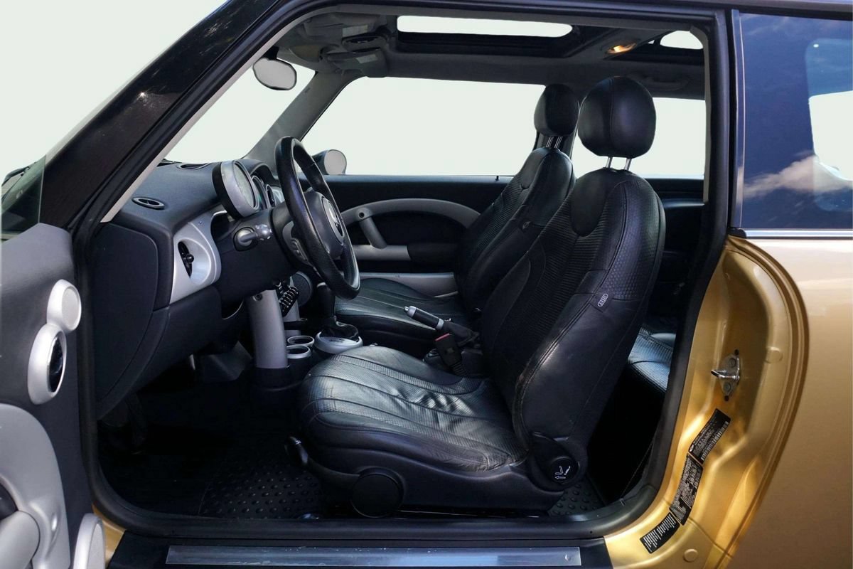 Used 2004 MINI Cooper Hardtop FWD image 13