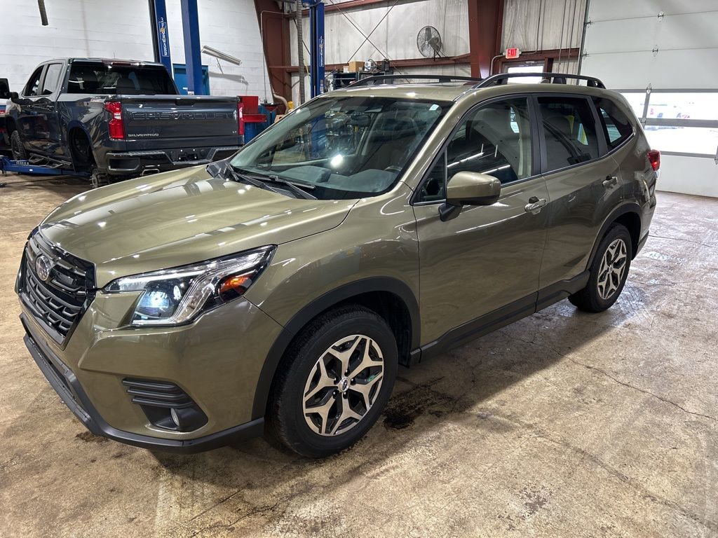 Used 2023 Subaru Forester Premium image 1
