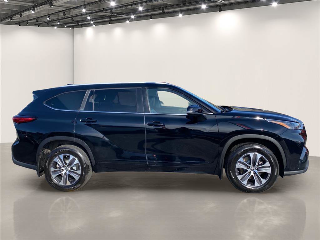 Used 2023 Toyota Highlander XLE AWD/4WD image 8