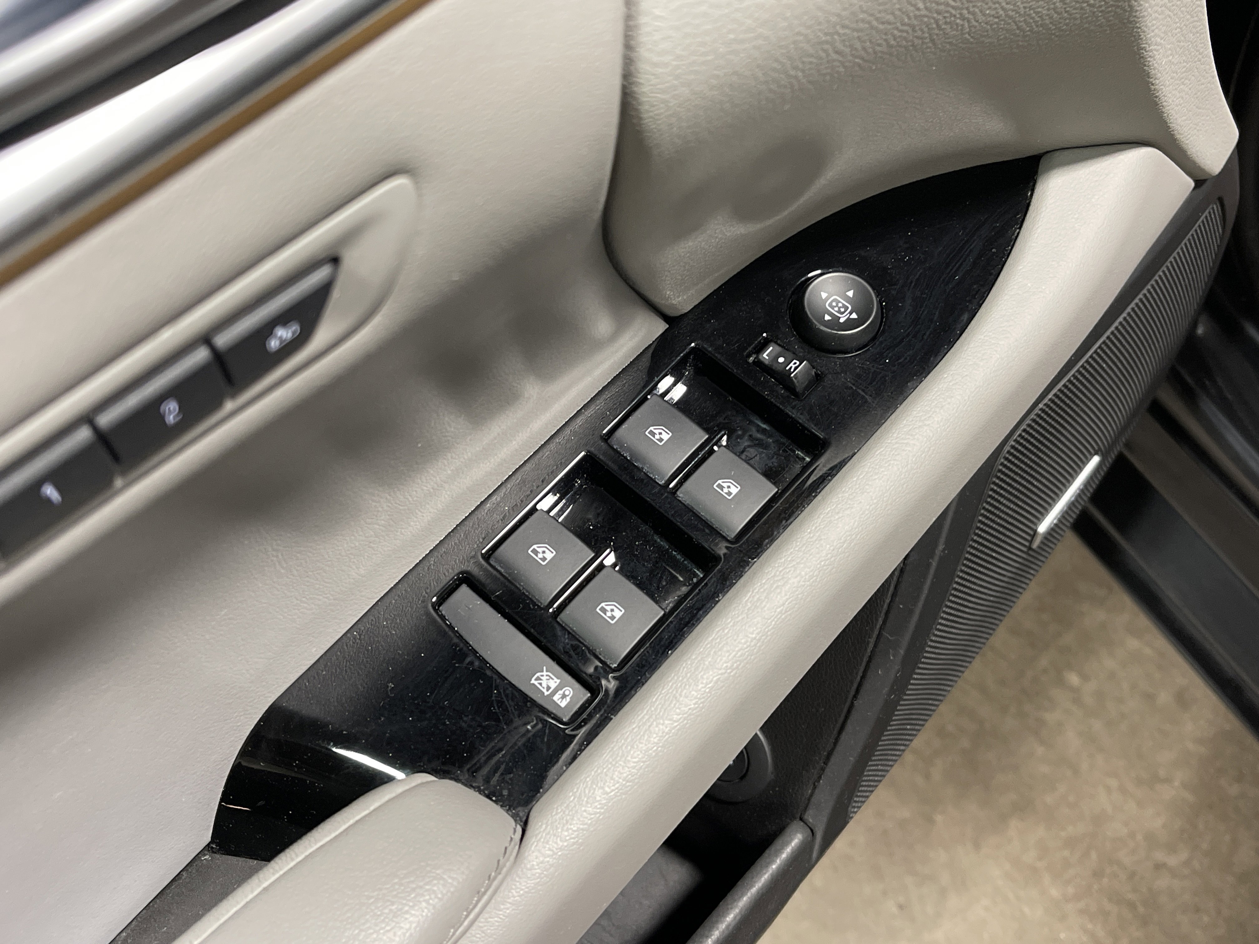 Used 2014 Cadillac XTS Luxury w/ Driver Awareness Package image 9