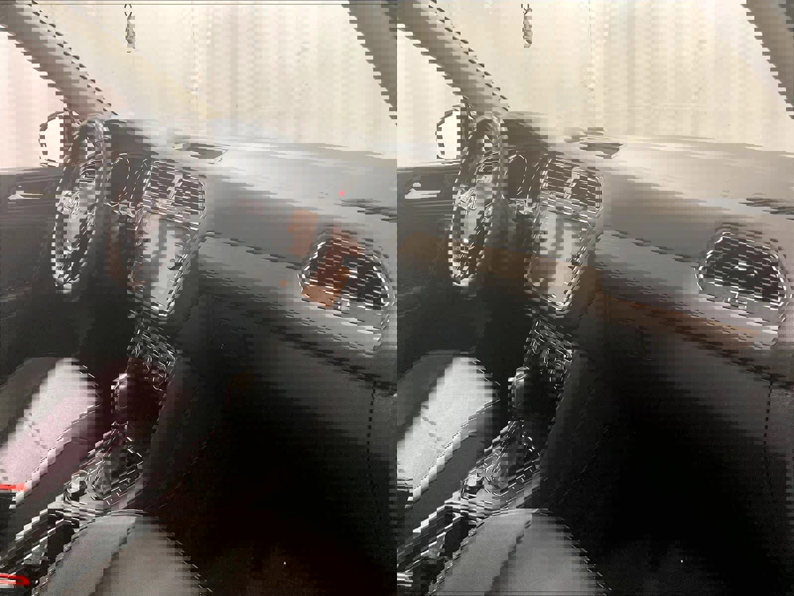 Used 2021 Volkswagen Tiguan SE image 14