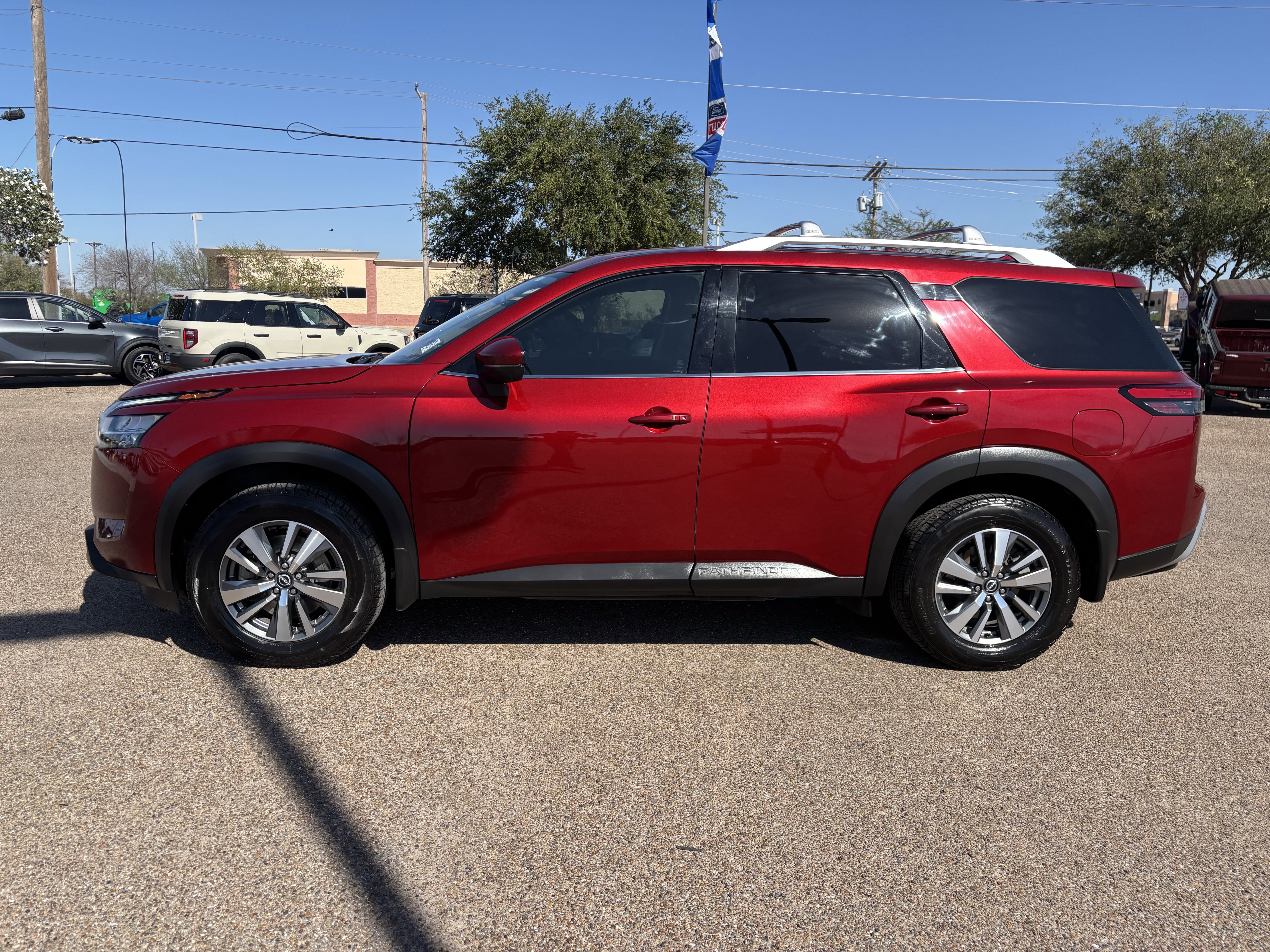Used 2023 Nissan Pathfinder SL image 2