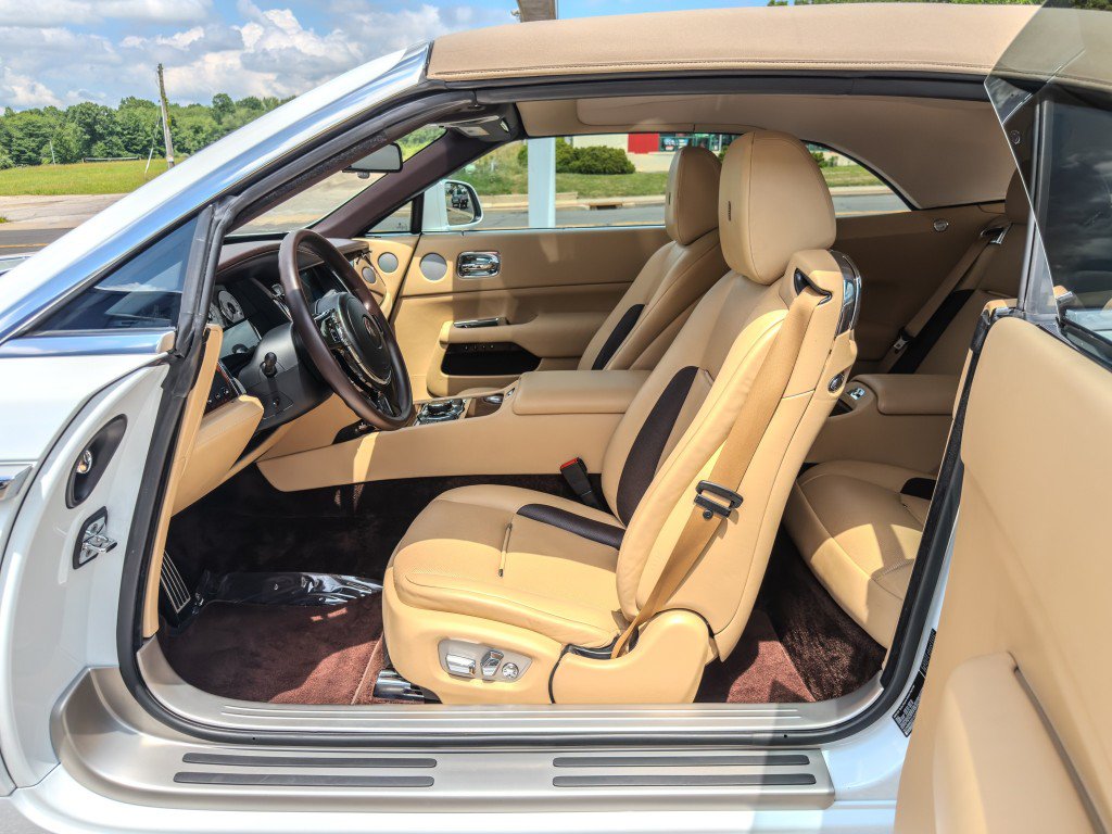 Used 2018 Rolls-Royce Dawn RWD image 23
