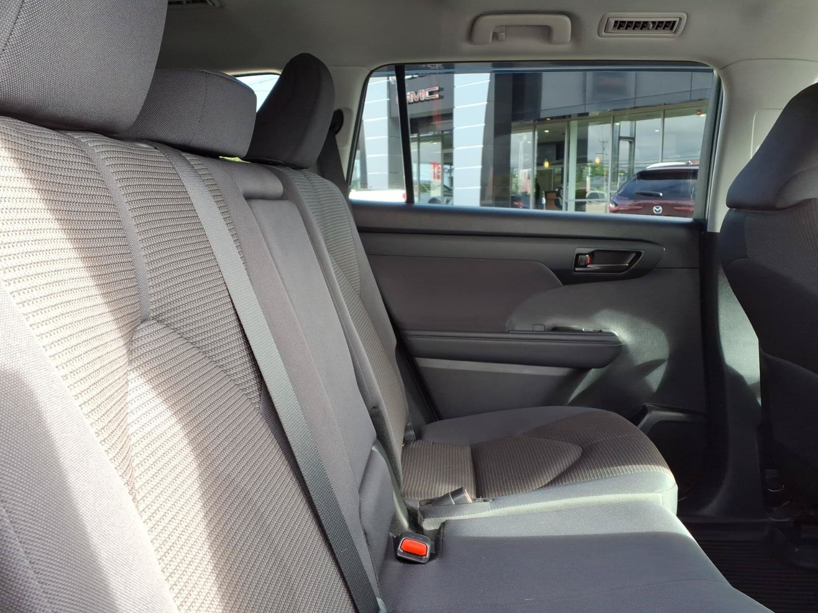 Used 2024 Toyota Highlander LE AWD/4WD image 15