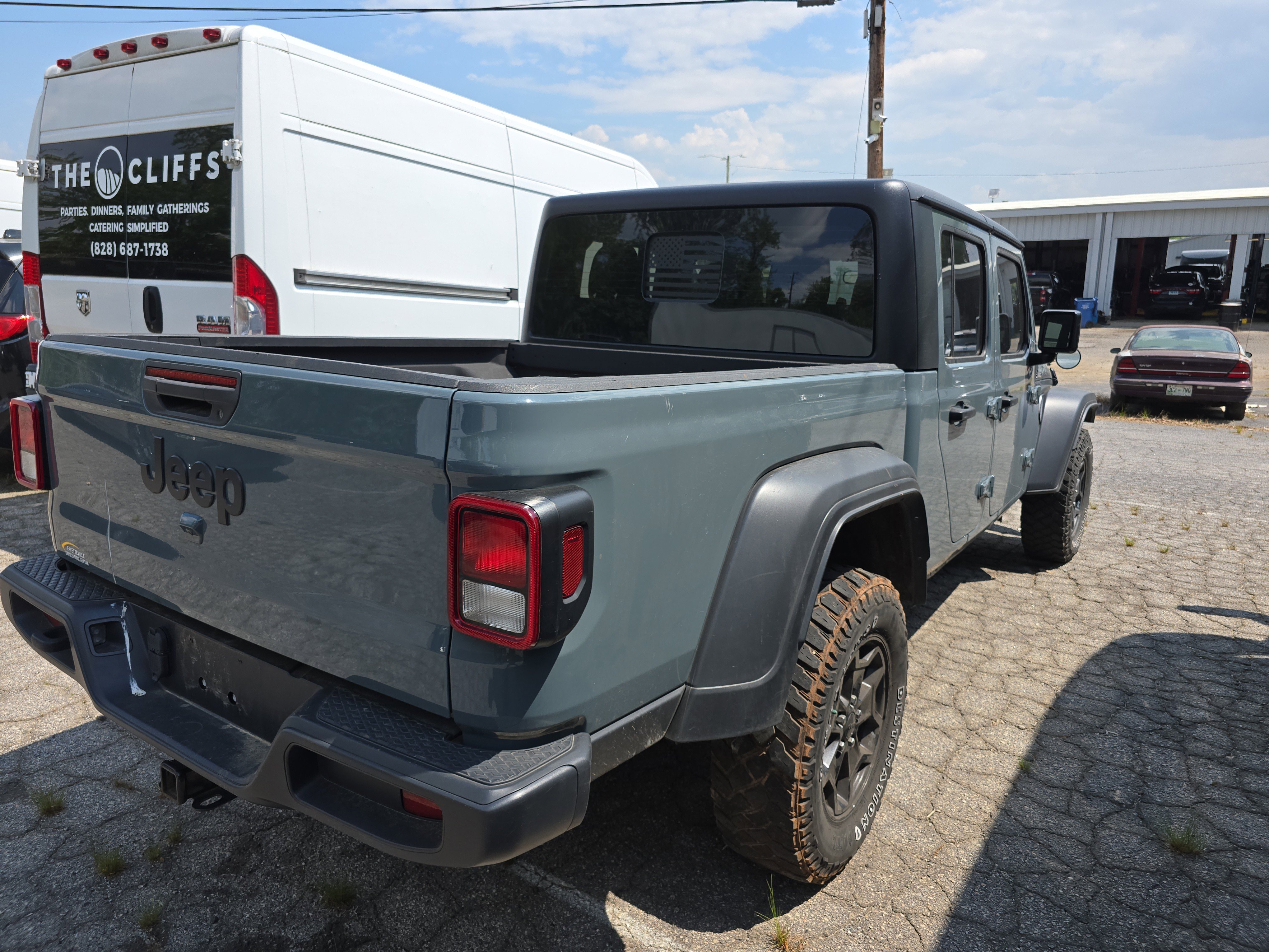 Used 2024 Jeep Gladiator Sport AWD/4WD image 2