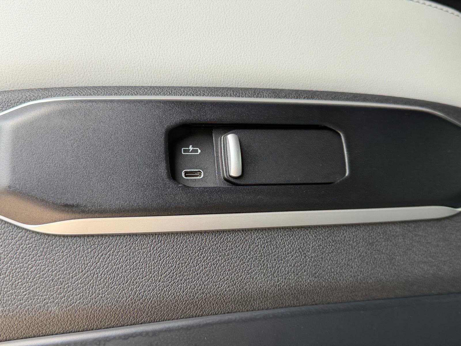 Used 2023 BMW X7 xDrive40i w/ Executive Package image 46