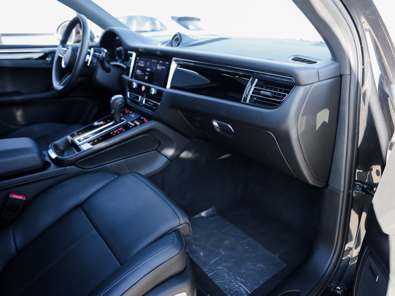 Certified 2025 Porsche Macan image 29