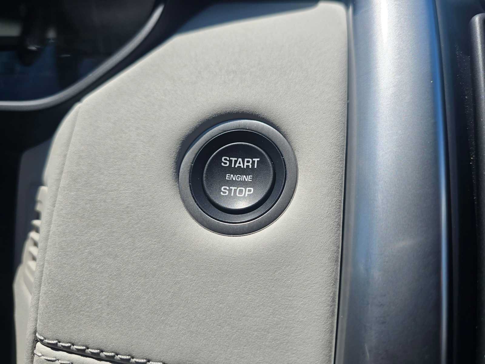 Used 2025 Land Rover Discovery S AWD/4WD image 30