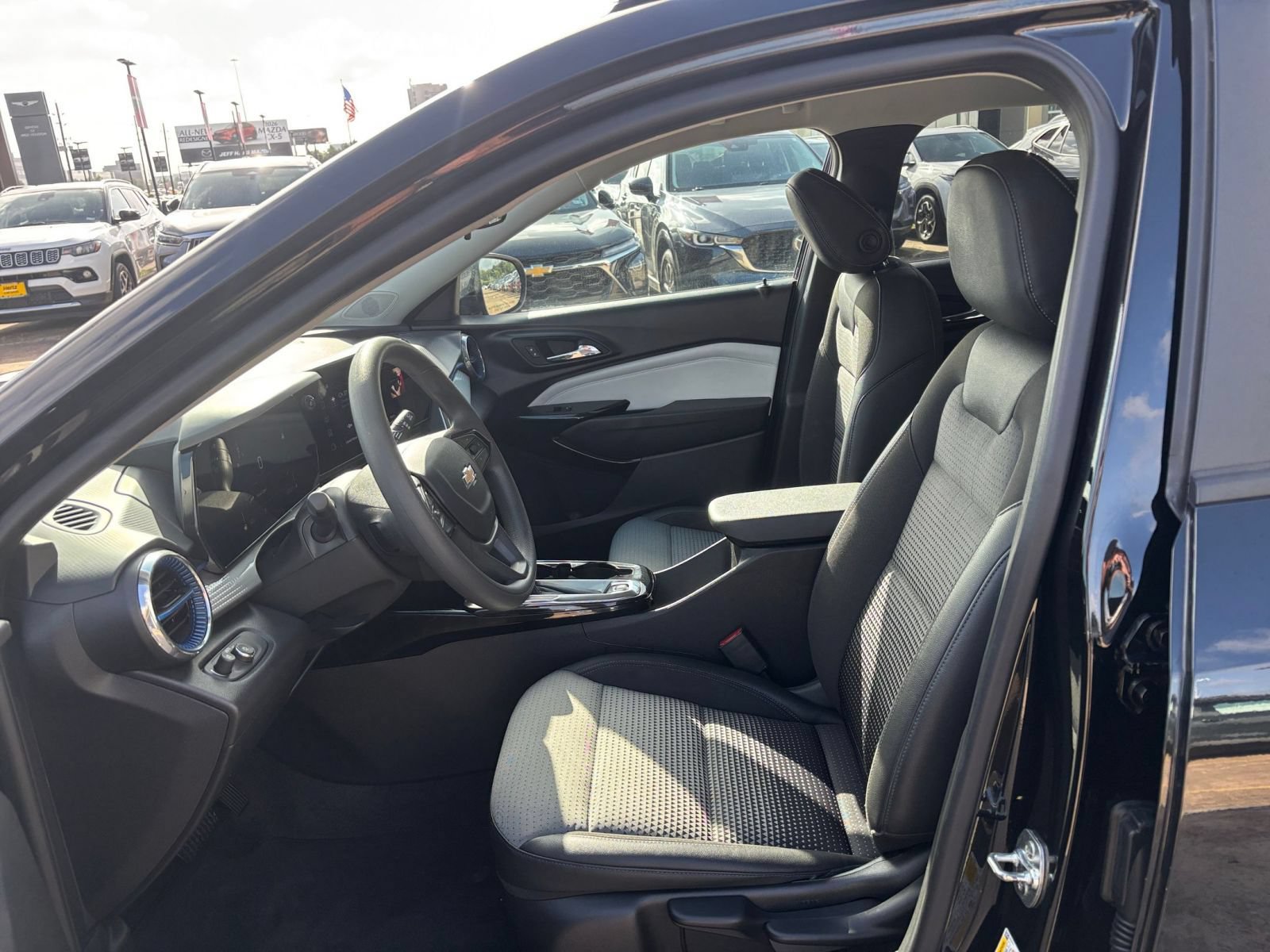 Used 2025 Chevrolet Trax LT FWD image 25