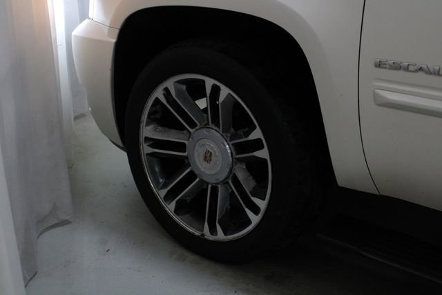 Used 2013 Cadillac Escalade Premium image 28