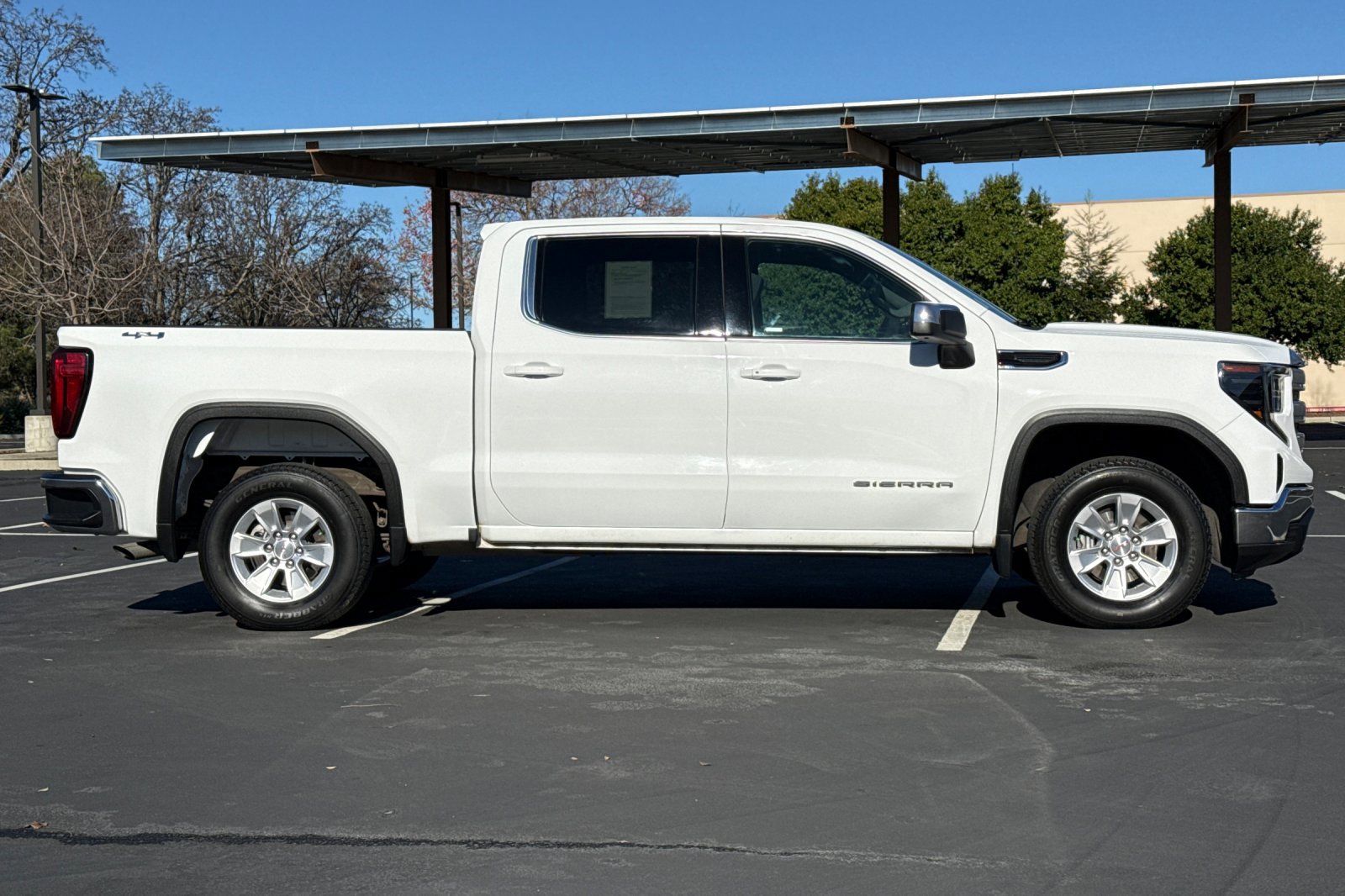 Used 2022 GMC Sierra 1500 SLE image 3