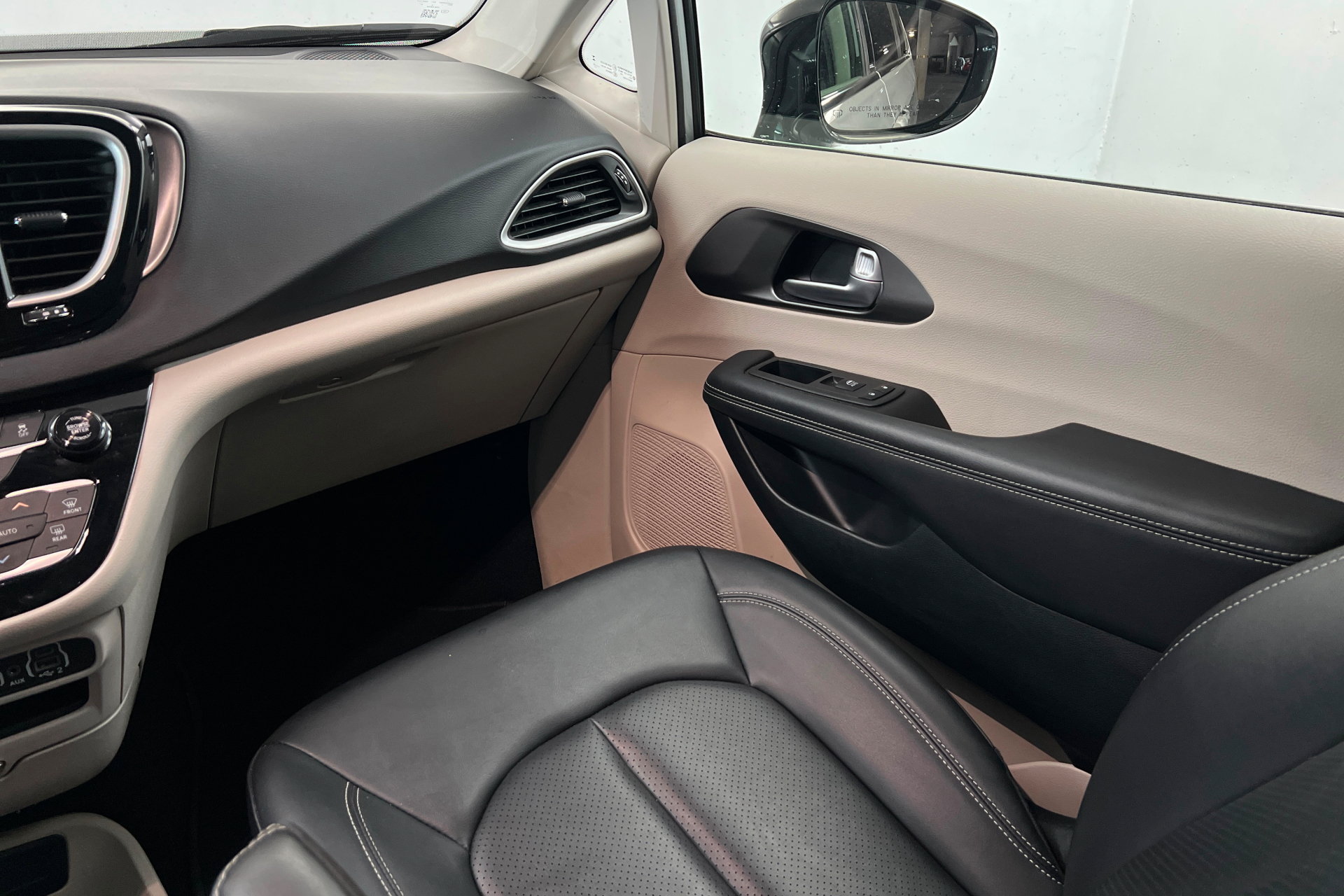 Used 2024 Chrysler Pacifica Touring-L FWD image 10