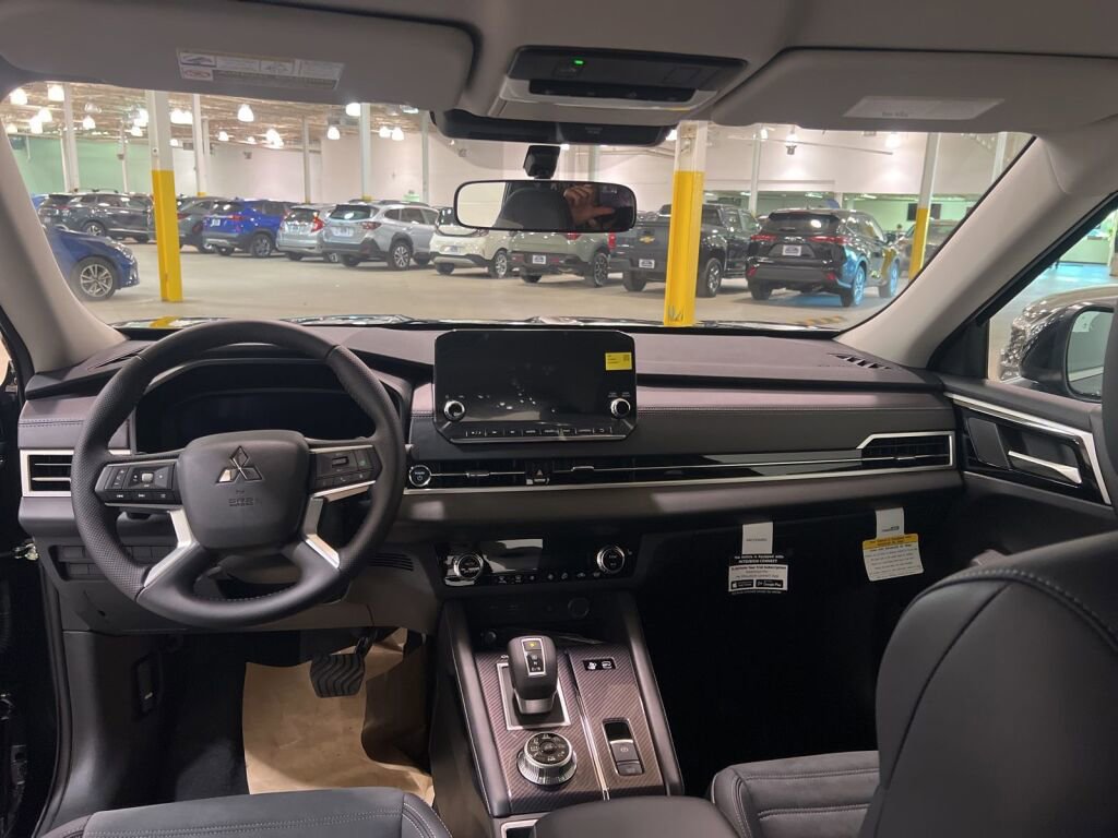 New 2025 Mitsubishi Outlander SE image 16