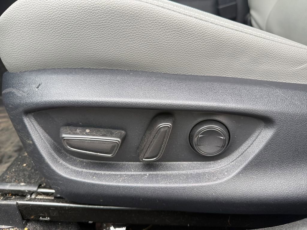 Used 2025 Toyota Camry SE FWD image 13