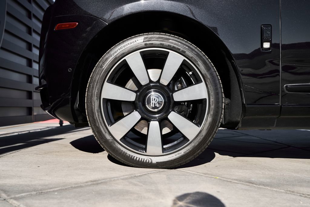 Used 2019 Rolls-Royce Cullinan AWD/4WD image 3