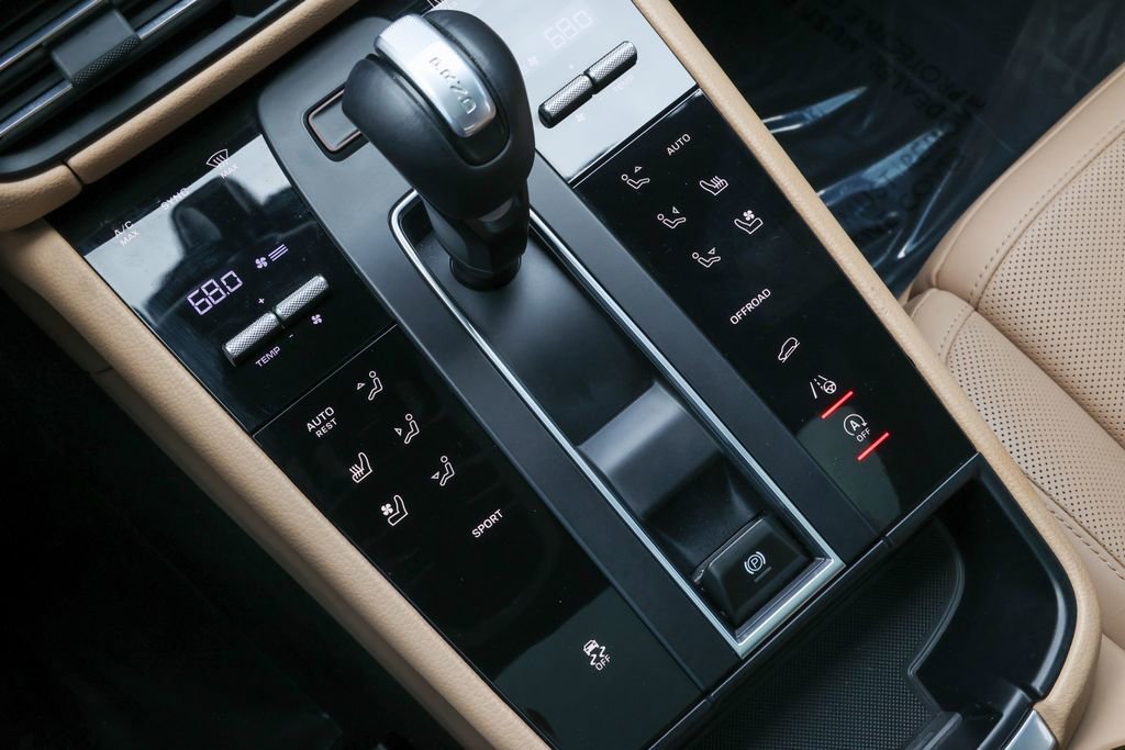 Certified 2023 Porsche Macan Turbo AWD/4WD image 31