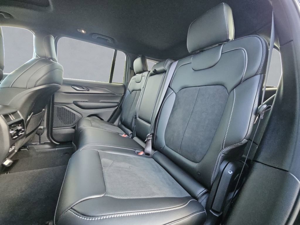 New 2025 Jeep Grand Cherokee Altitude image 13