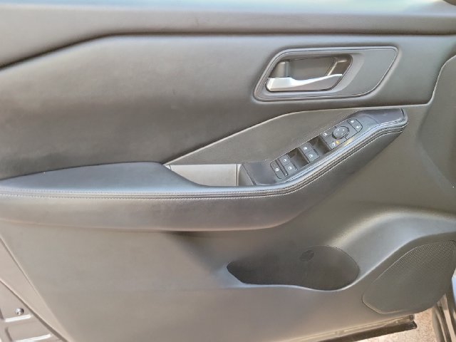 Used 2025 Nissan Rogue SV AWD/4WD image 12