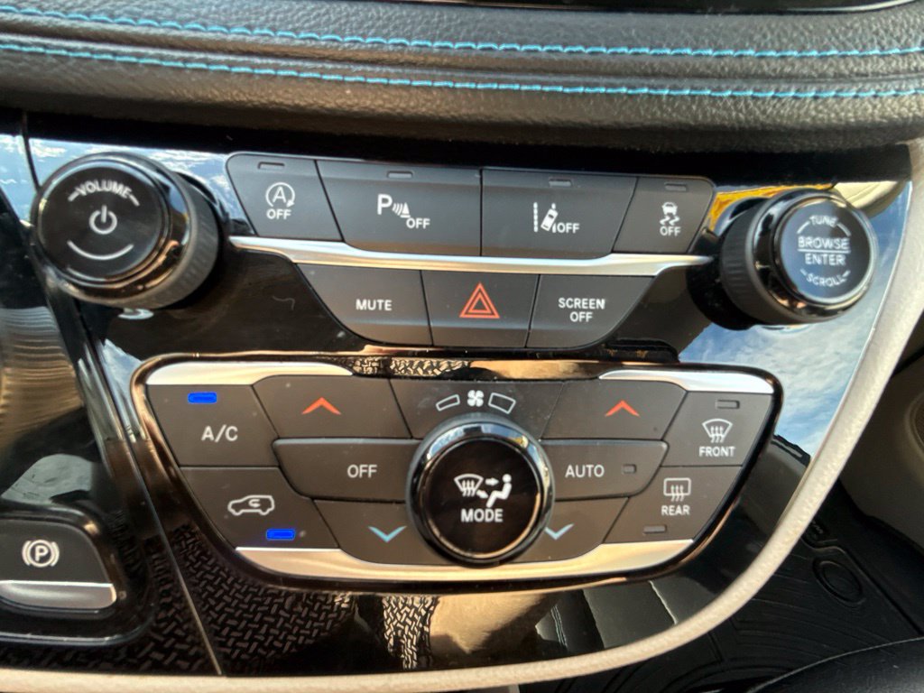 Used 2021 Chrysler Pacifica Touring-L w/ Uconnect Theater Family Group AWD/4WD image 28