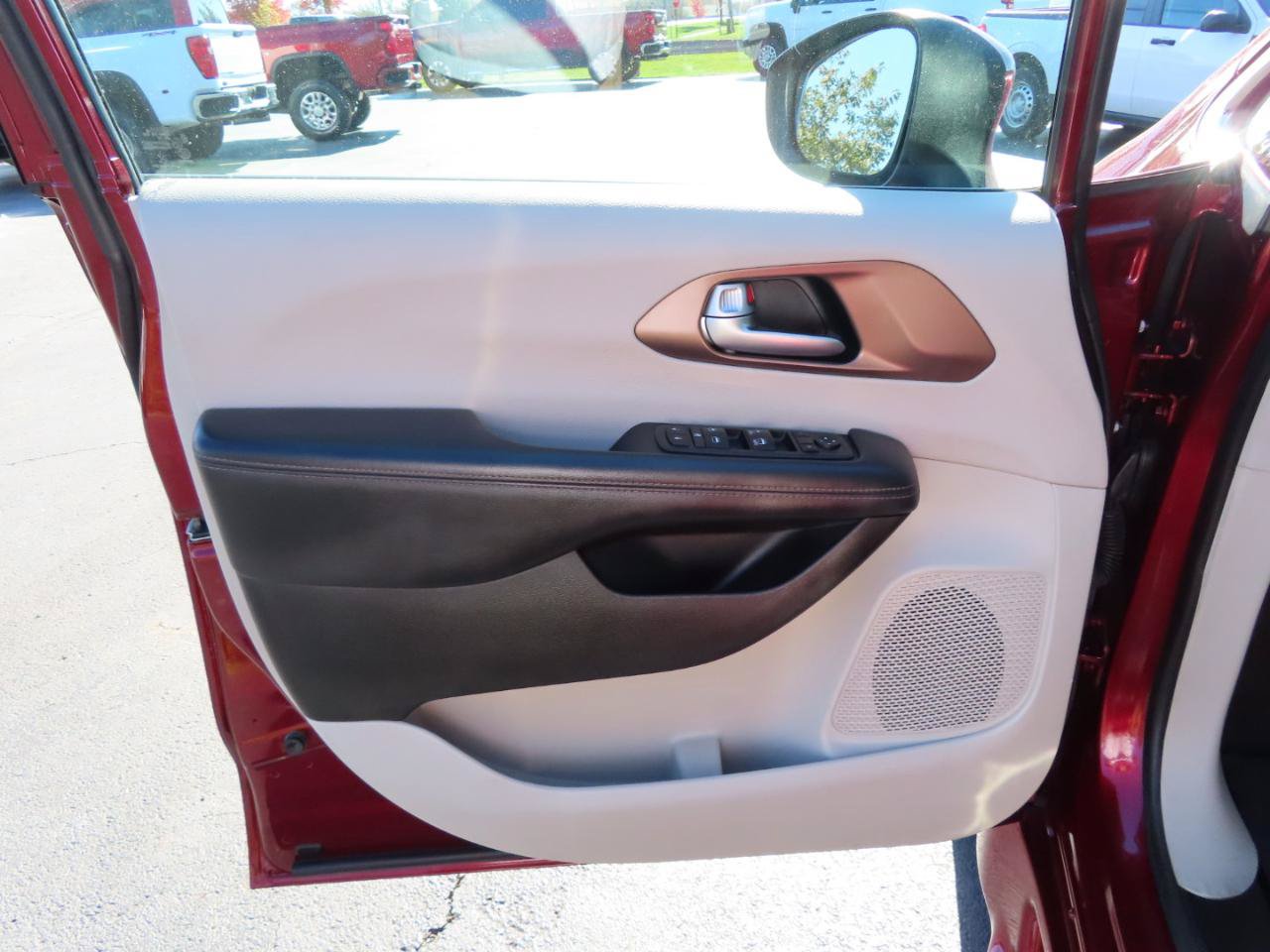 Used 2017 Chrysler Pacifica Touring FWD image 17