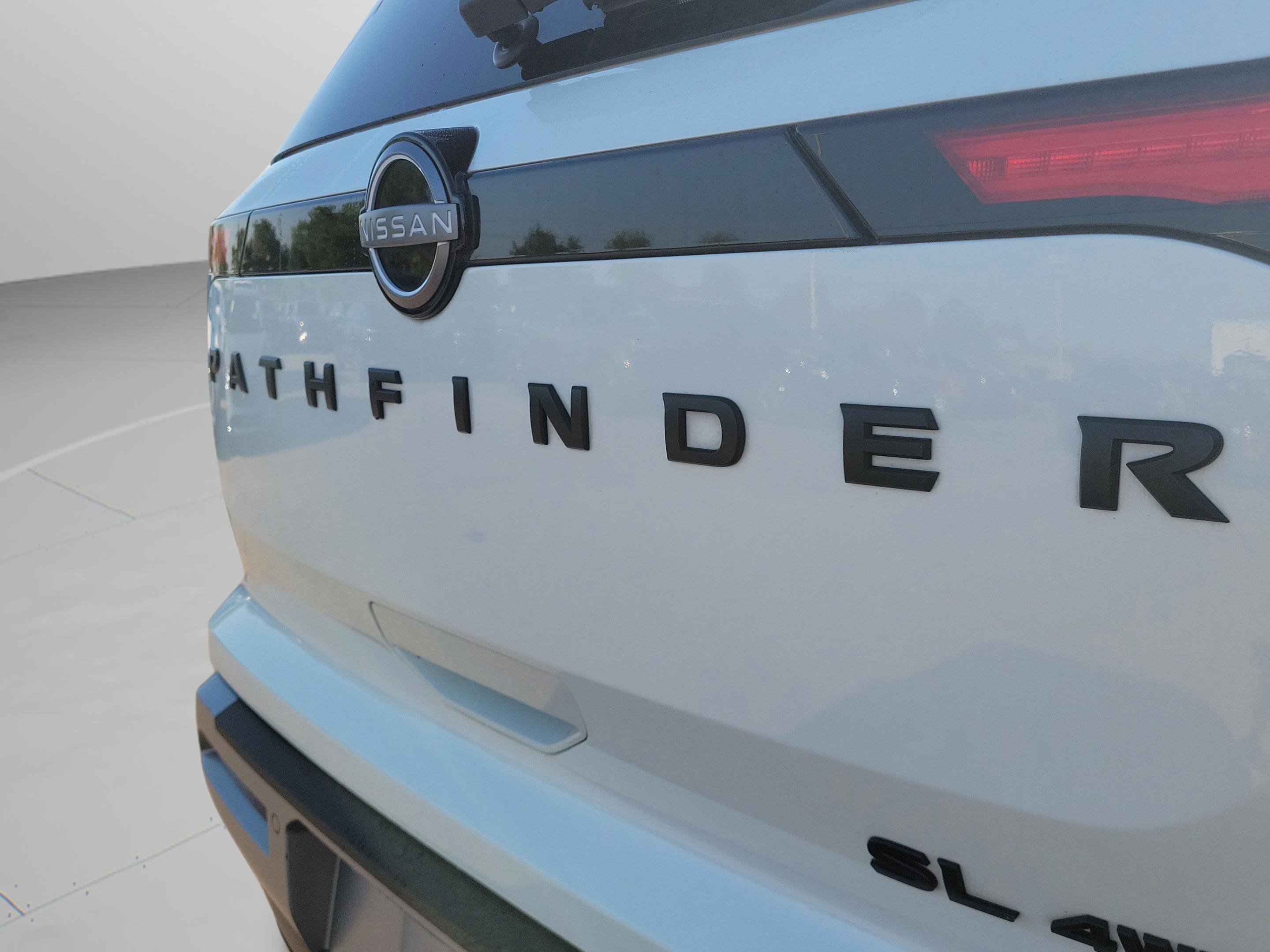 Certified 2024 Nissan Pathfinder SL image 8