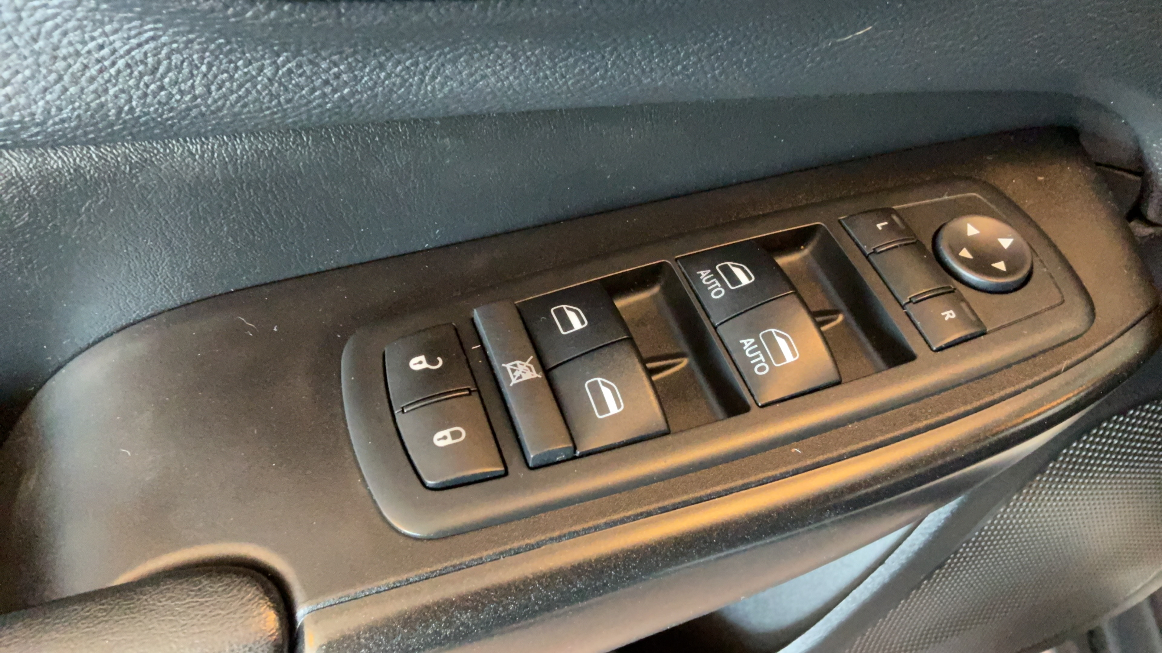 Used 2019 Jeep Cherokee Trailhawk AWD/4WD image 25