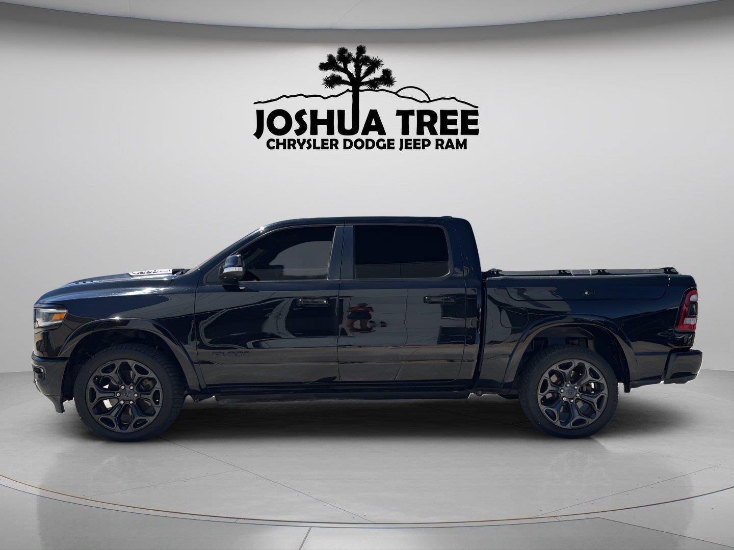 Used 2020 RAM 1500 Limited w/ Black Appearance Package AWD/4WD image 4