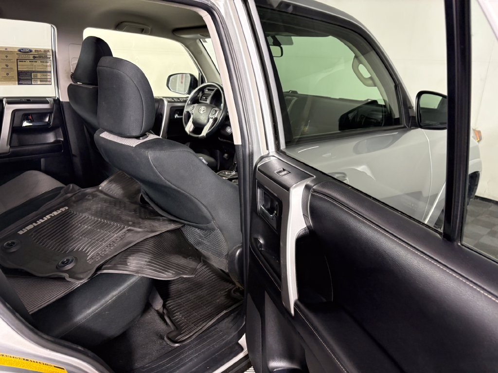 Used 2016 Toyota 4Runner SR5 AWD/4WD image 28