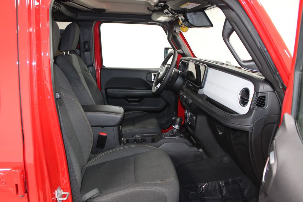 Used 2025 Jeep Wrangler Unlimited Sahara AWD/4WD image 27