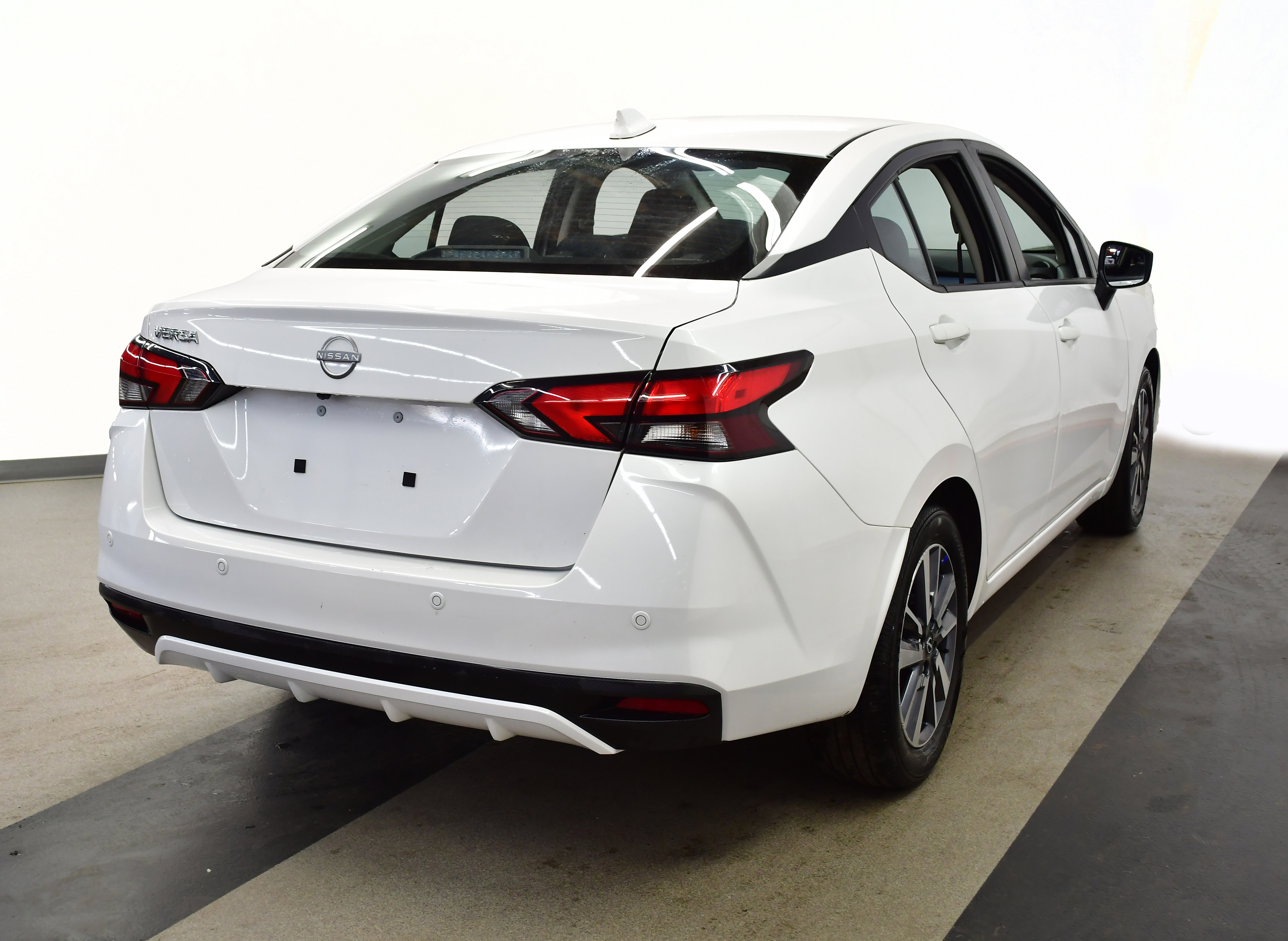 Used 2025 Nissan Versa SV FWD image 4