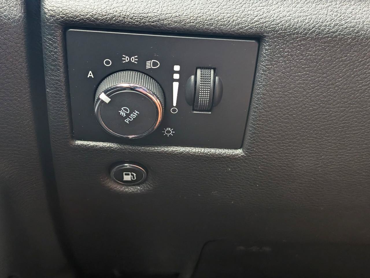 Used 2020 Jeep Grand Cherokee Limited AWD/4WD image 12