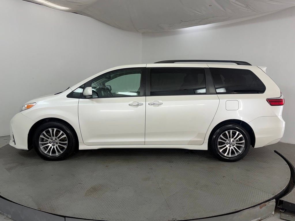 Used 2020 Toyota Sienna XLE w/ XLE Navigation Package FWD image 4