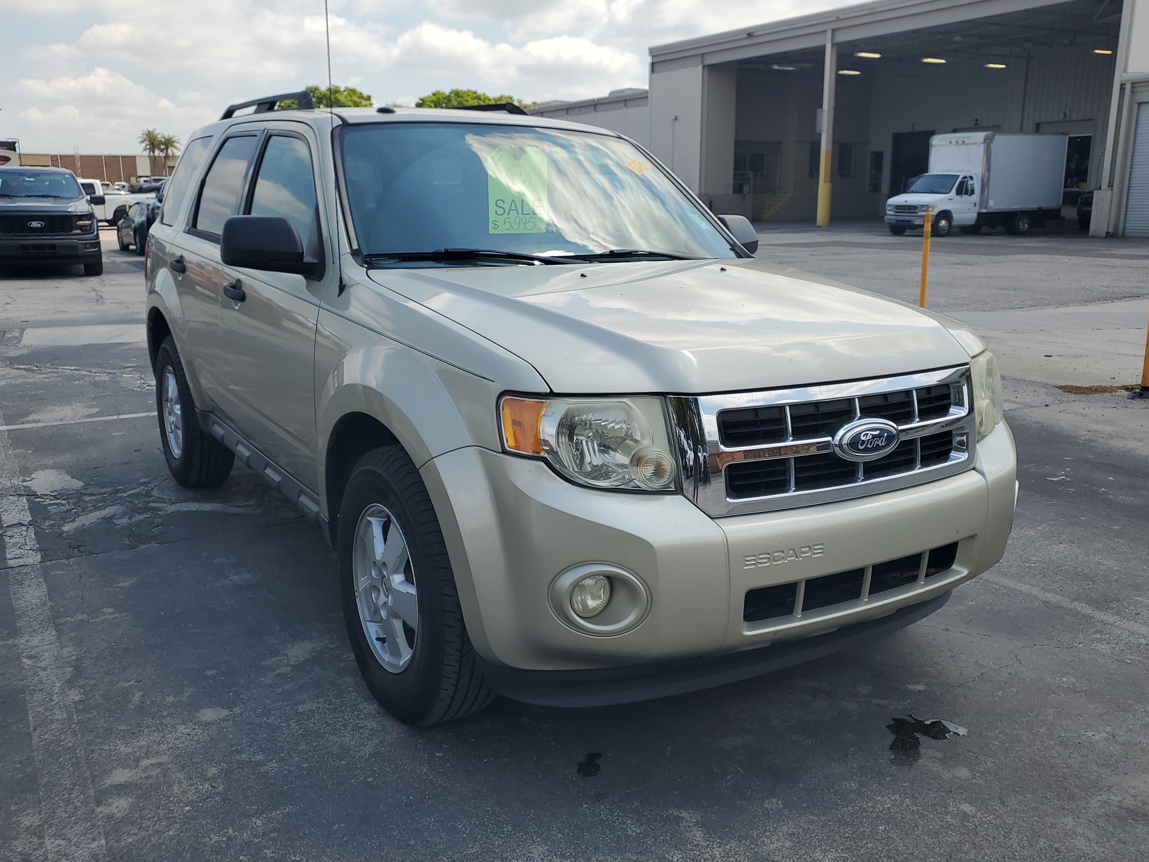 Used 2011 Ford Escape XLT w/ Class II Trailer Tow Pkg image 6