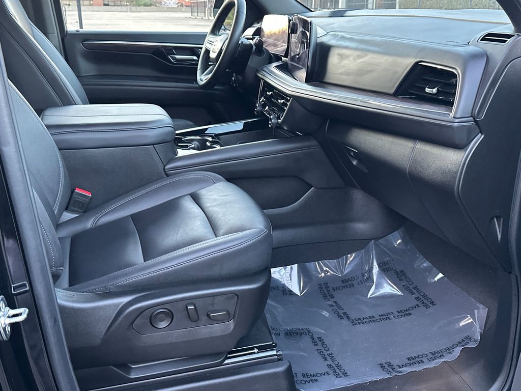 Used 2025 Chevrolet Suburban Z71 image 12