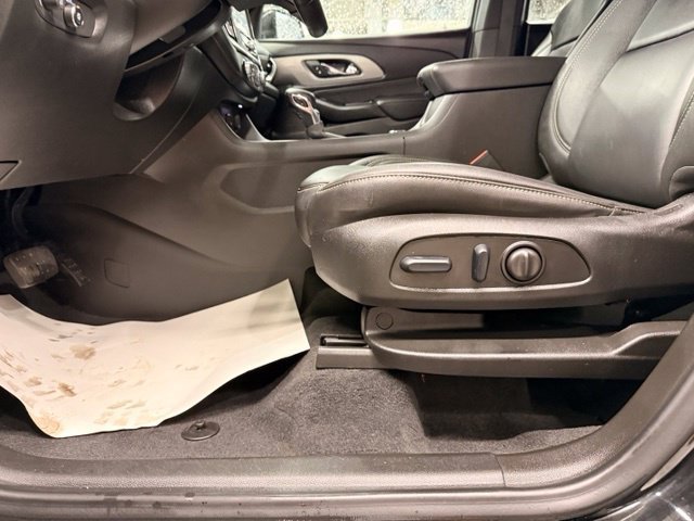 Used 2023 Chevrolet Traverse LT w/ LPO, Floor Liner Package FWD image 6