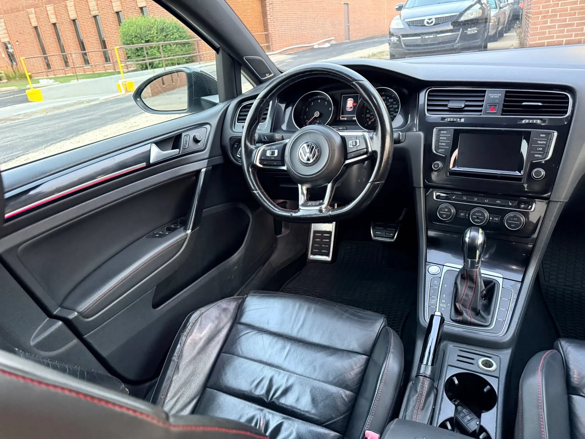 Used 2015 Volkswagen Golf 4-Door FWD image 11
