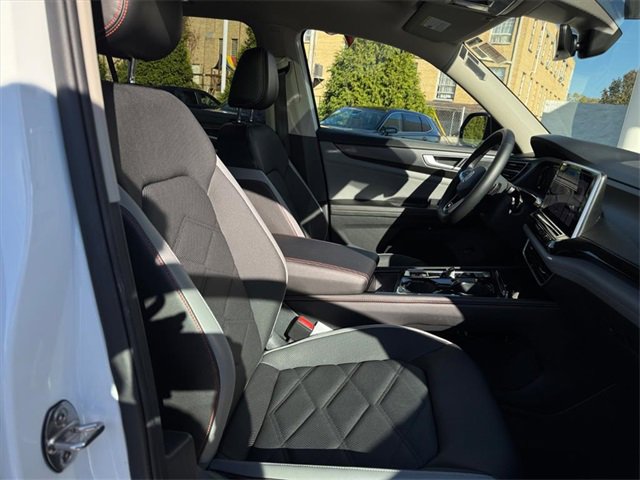 Used 2024 Volkswagen Atlas Peak Edition SE image 11