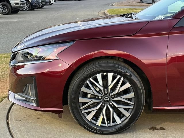 Used 2025 Nissan Altima 2.5 SV FWD image 11