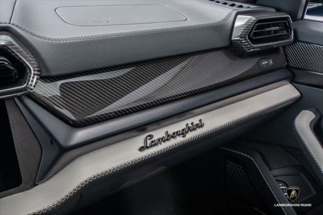 Used 2025 Lamborghini Urus SE AWD/4WD image 46