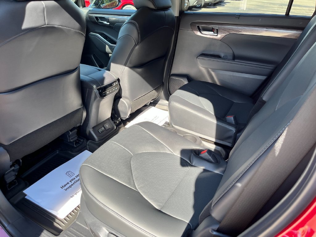New 2026 Toyota Highlander Platinum AWD/4WD image 13