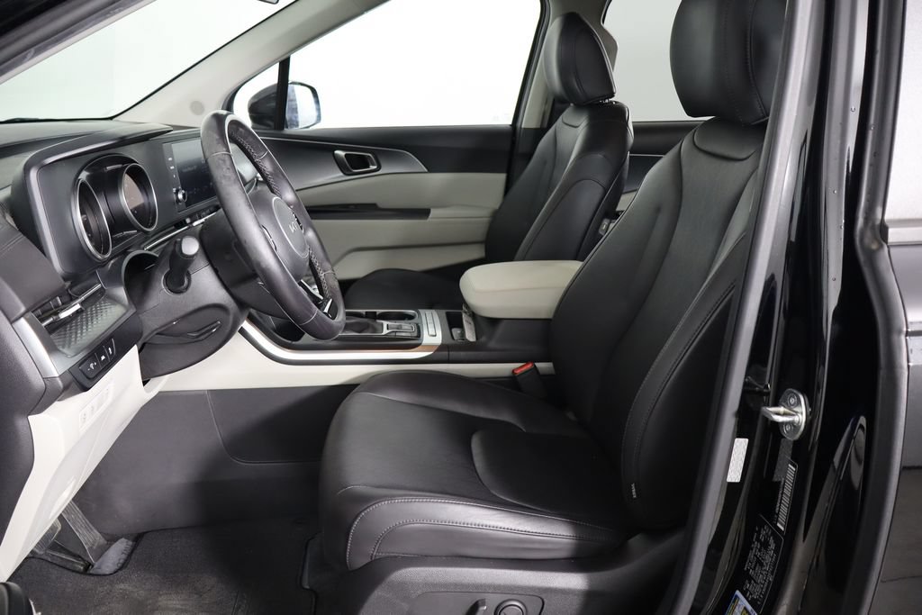 Used 2023 Kia Carnival LX FWD image 14